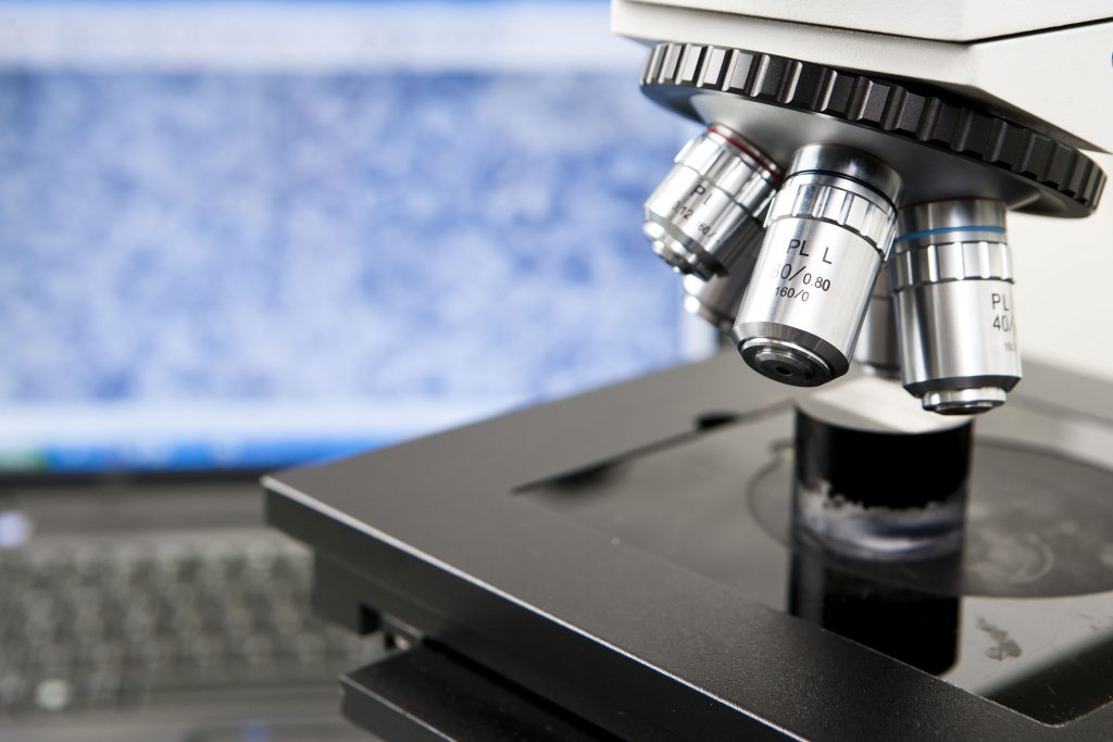 Das Titelbild zeigt ein Mikroskop zur Aufnahme eines Gefügebildes
