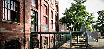 Bild und Link zu den Ansprechpartnern des Werkstoff Service TrainingCenter