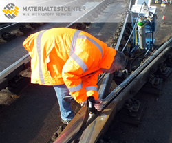 Bild: Mobile Spektrometrie - wie hier am Beispiel einer Eisenbahnschiene - ist eine Dienstleistung des MaterialtestCenter